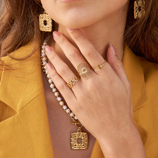 Bague ajourée en forme graphique et géométrique