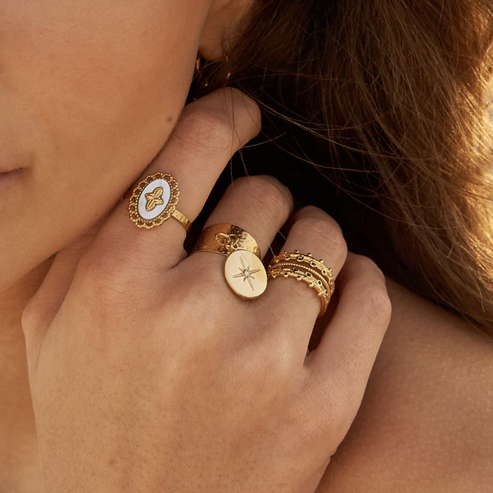 Bague effet martelé, pampille, étoile et strass
