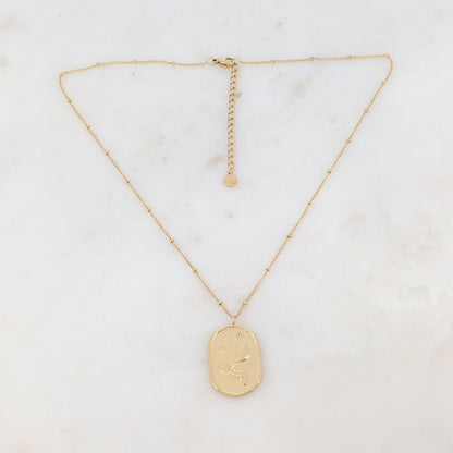 Collier doré composé d'un pendentif en forme géométrique avec différents motifs : main, soleil, lune et étoile, et d'un strass blanc 40+5 cm