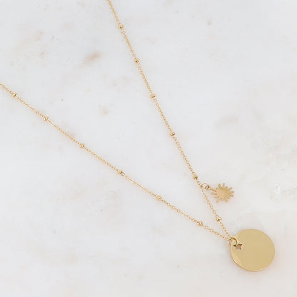 Collier doré orné de petites boules composé d'un pendentif rond lisse ajouré de façon étoile et d'une pampille soleil 38+7 cm
