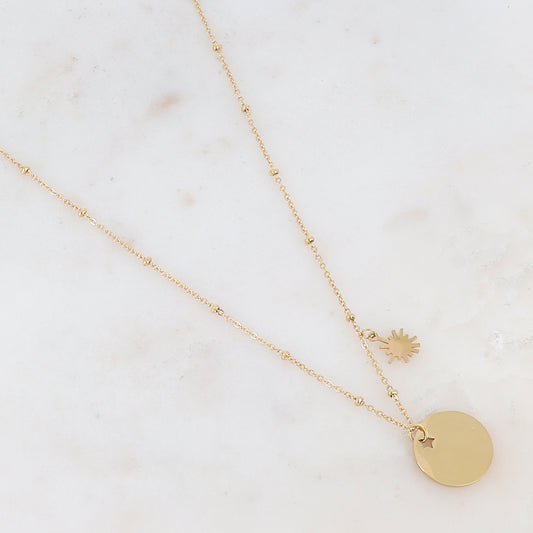 Collier doré orné de petites boules composé d'un pendentif rond lisse ajouré de façon étoile et d'une pampille soleil 38+7 cm