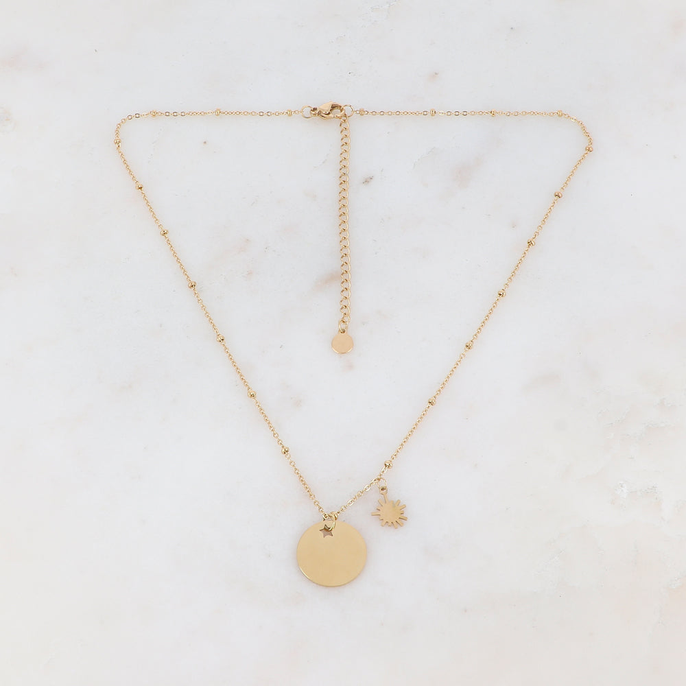 Collier doré orné de petites boules composé d'un pendentif rond lisse ajouré de façon étoile et d'une pampille soleil 38+7 cm