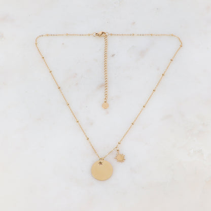 Collier doré orné de petites boules composé d'un pendentif rond lisse ajouré de façon étoile et d'une pampille soleil 38+7 cm