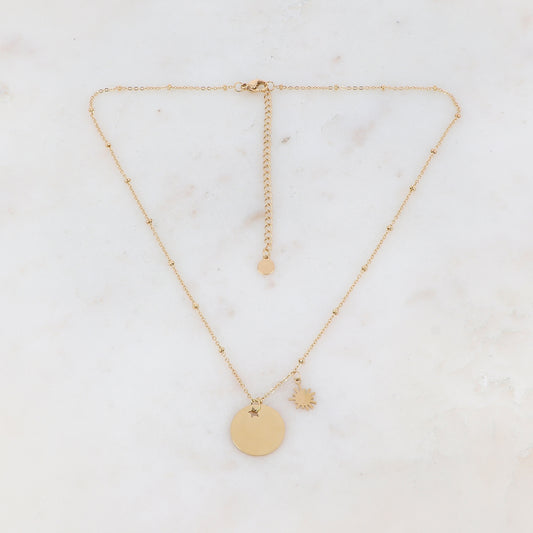 Collier doré orné de petites boules composé d'un pendentif rond lisse ajouré de façon étoile et d'une pampille soleil 38+7 cm