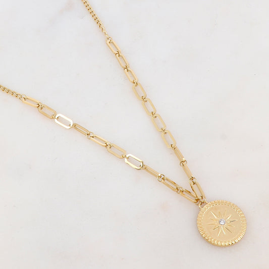 Collier en maille doré composé d'un pendentif rond avec un motif étoile et orné d'un strass blanc 45+5 cm