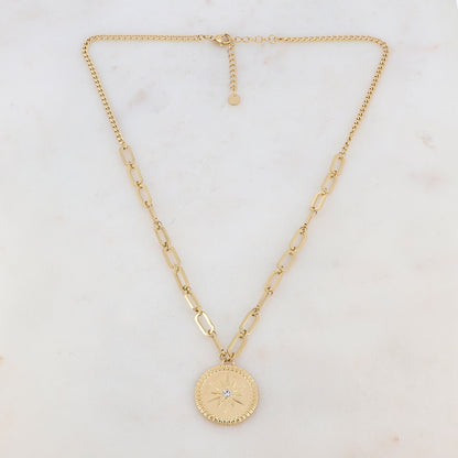 Collier en maille doré composé d'un pendentif rond avec un motif étoile et orné d'un strass blanc 45+5 cm