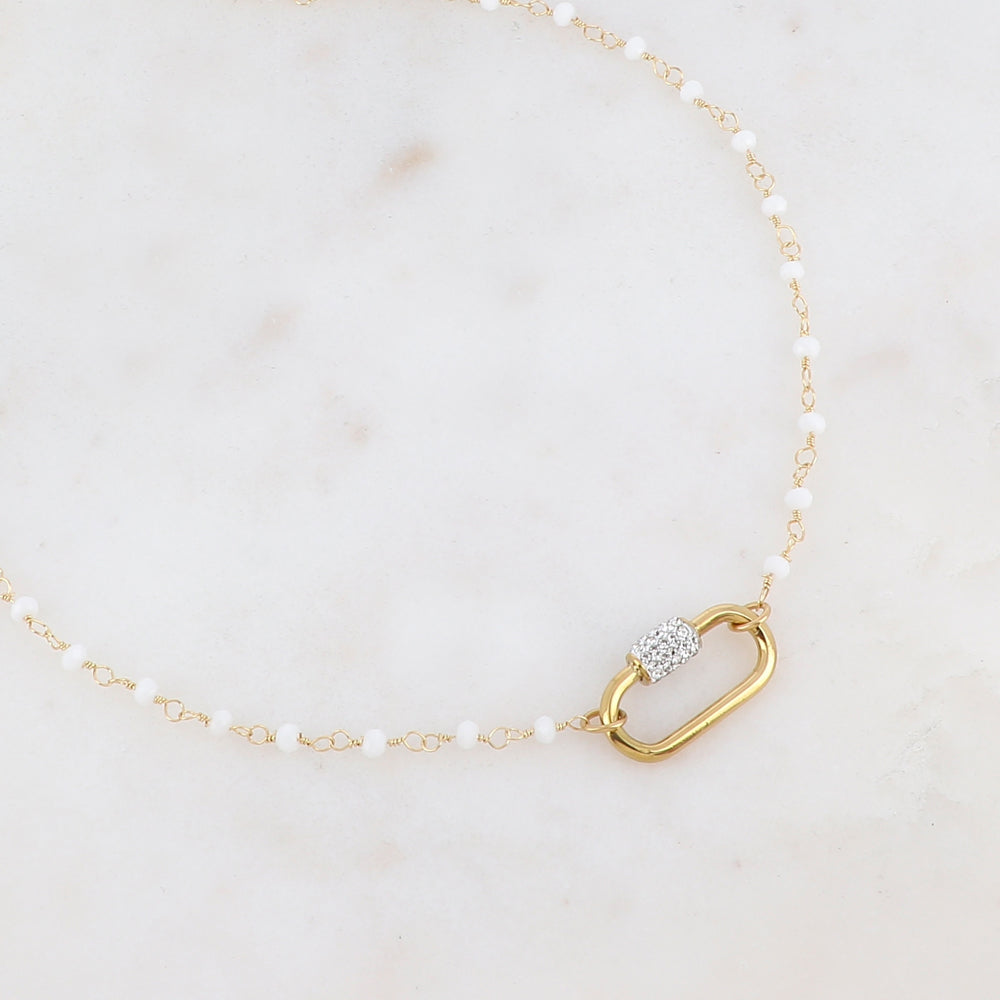 Collier doré embelli de perle en pâte de verre blanche et d'une boucle ovale ornée de strass blancs 40+5 cm