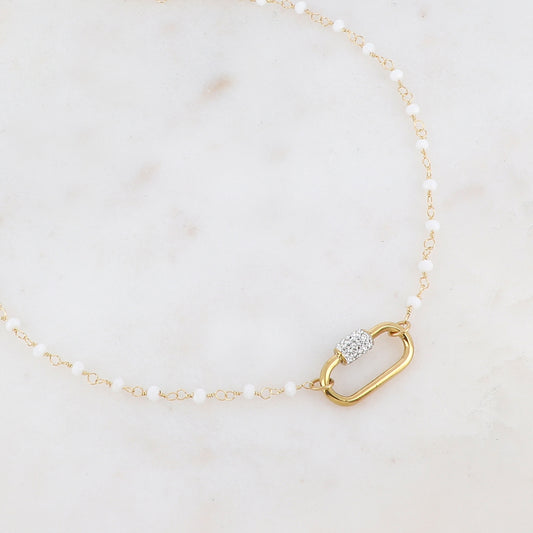 Collier doré embelli de perle en pâte de verre blanche et d'une boucle ovale ornée de strass blancs 40+5 cm