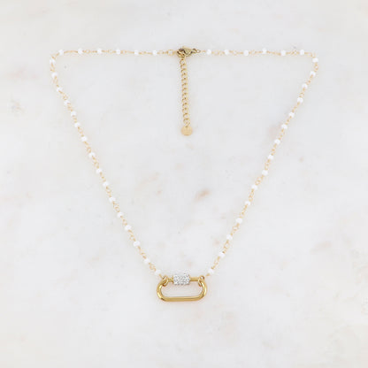 Collier doré embelli de perle en pâte de verre blanche et d'une boucle ovale ornée de strass blancs 40+5 cm