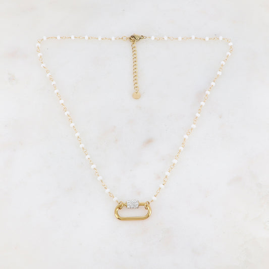 Collier doré embelli de perle en pâte de verre blanche et d'une boucle ovale ornée de strass blancs 40+5 cm