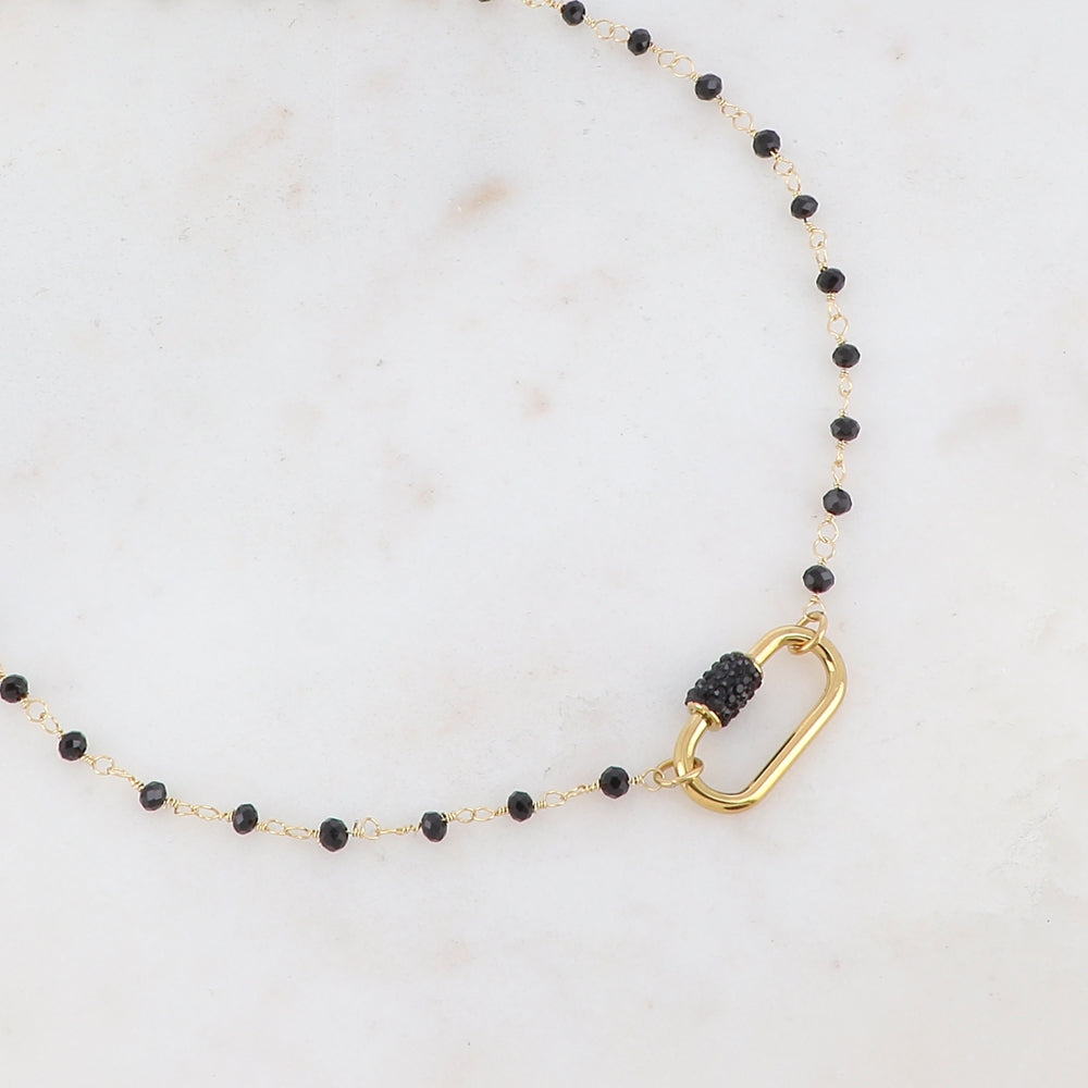 Collier doré embelli de perle en pâte de verre noire et d'une boucle ovale ornée de strass noirs 40+5 cm