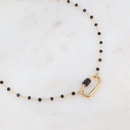 Collier doré embelli de perle en pâte de verre noire et d'une boucle ovale ornée de strass noirs 40+5 cm
