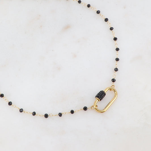 Collier doré embelli de perle en pâte de verre noire et d'une boucle ovale ornée de strass noirs 40+5 cm