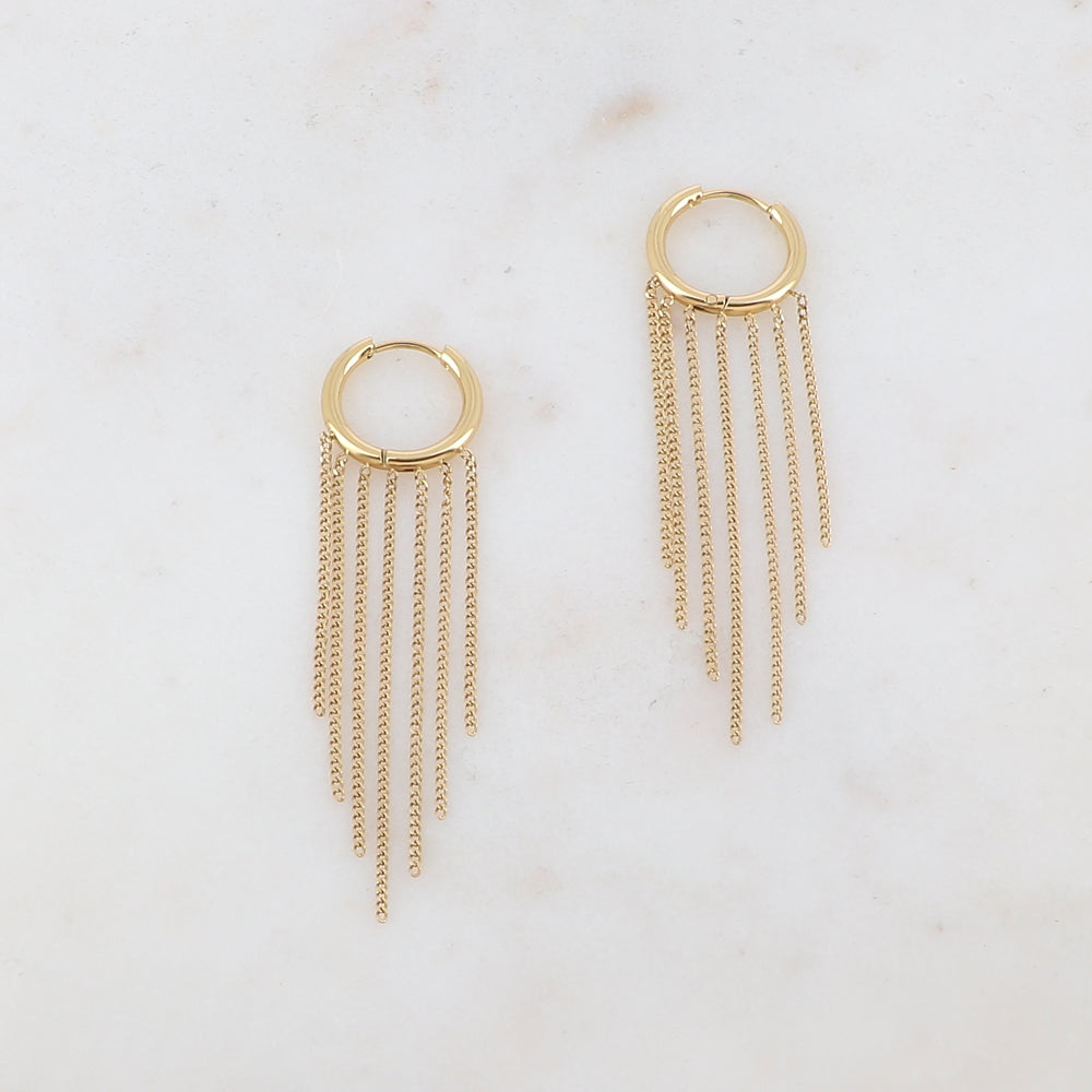 Créoles avec 7 chaînes tombantes Diamètre créoles :Diamètre créoles : 1,5 cm. Dimensions chaînes : 4,5 cm, 4 cm, 3,5 cm, 3 cm.