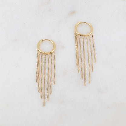 Créoles avec 7 chaînes tombantes Diamètre créoles :Diamètre créoles : 1,5 cm. Dimensions chaînes : 4,5 cm, 4 cm, 3,5 cm, 3 cm.