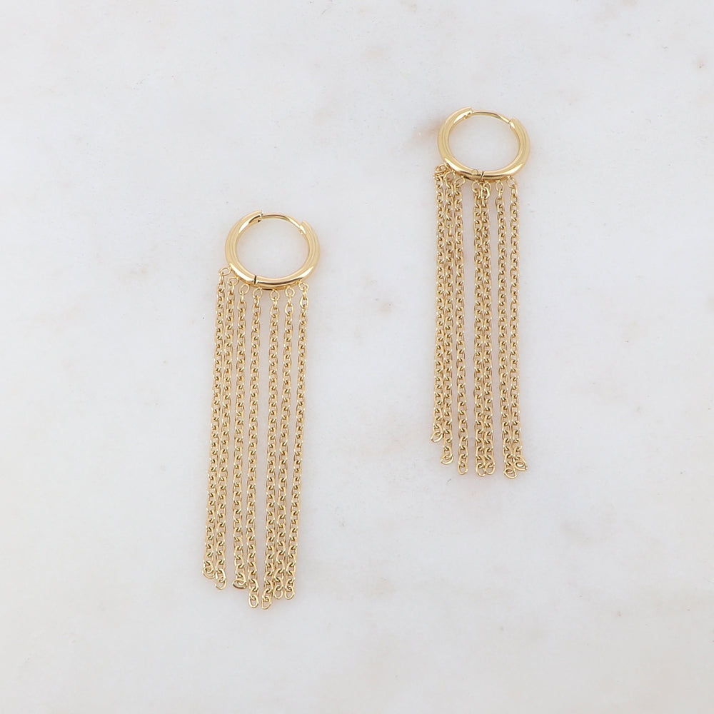 Créoles avec 7 chaînes tombantes Diamètre créoles : 1,5 cm . Dimensions chaînes : 4,5 cm.