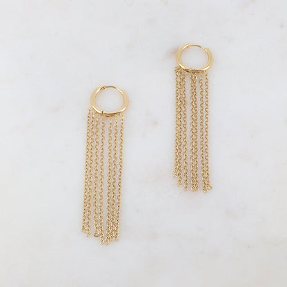 Créoles avec 7 chaînes tombantes Diamètre créoles : 1,5 cm . Dimensions chaînes : 4,5 cm.