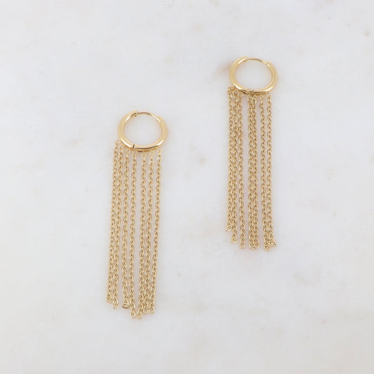 Créoles avec 7 chaînes tombantes Diamètre créoles : 1,5 cm . Dimensions chaînes : 4,5 cm.