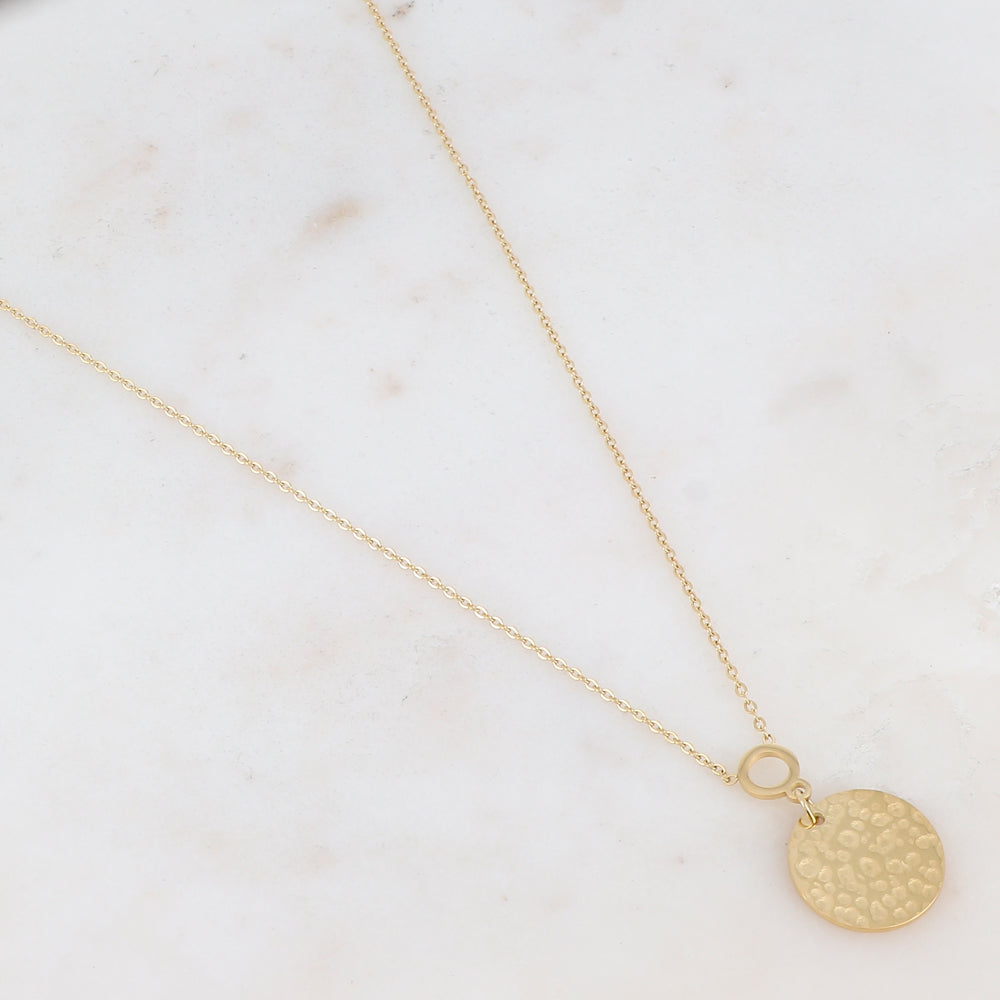 Collier doré composé d'un pendentif rond martelé 38+7 cm