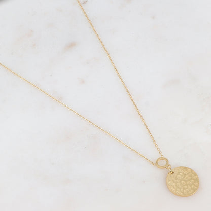 Collier doré composé d'un pendentif rond martelé 38+7 cm