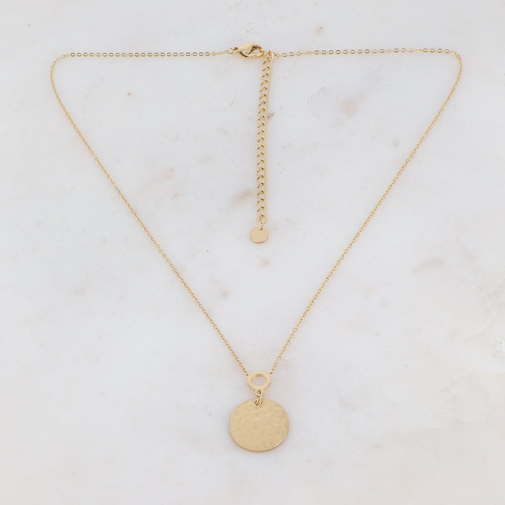 Collier doré composé d'un pendentif rond martelé 38+7 cm