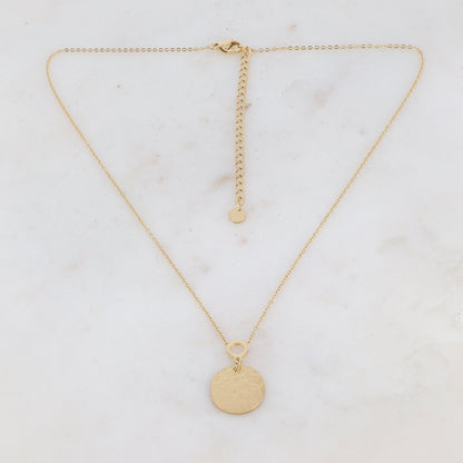 Collier doré composé d'un pendentif rond martelé 38+7 cm