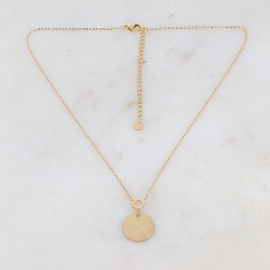 Collier doré composé d'un pendentif rond martelé 38+7 cm