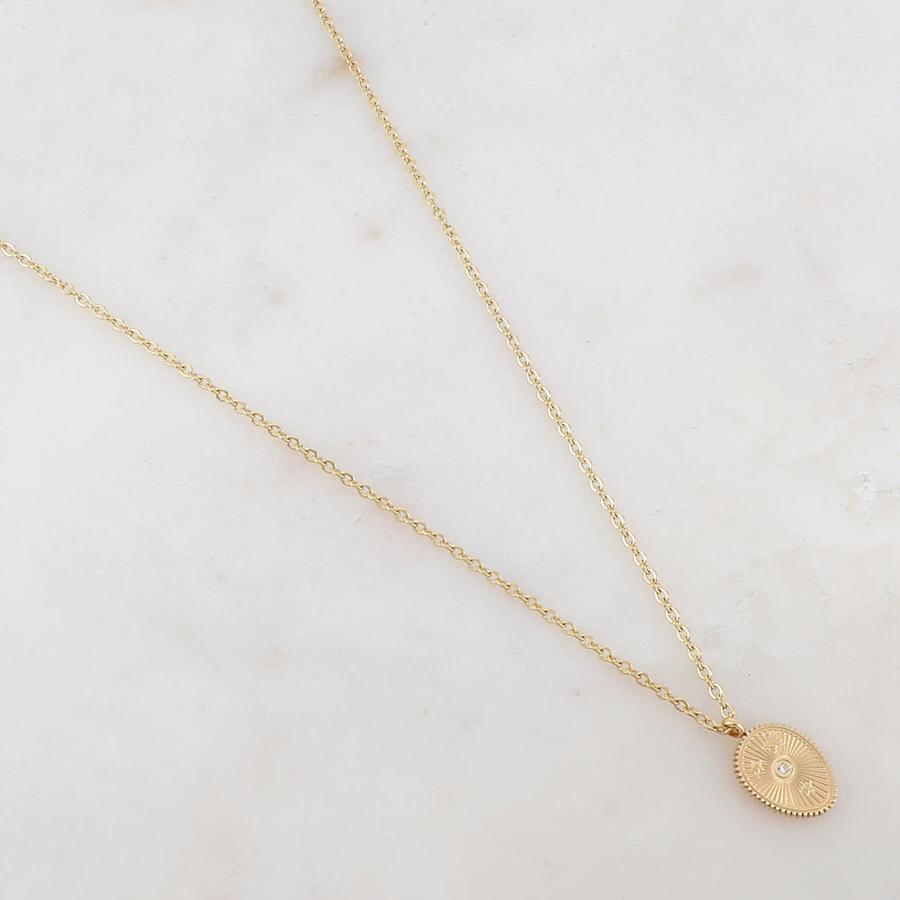 Collier doré composé d'un pendentif ovale, embelli d'étoiles et d'un strass blanc 39+5 cm
