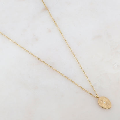 Collier doré composé d'un pendentif ovale, embelli d'étoiles et d'un strass blanc 39+5 cm