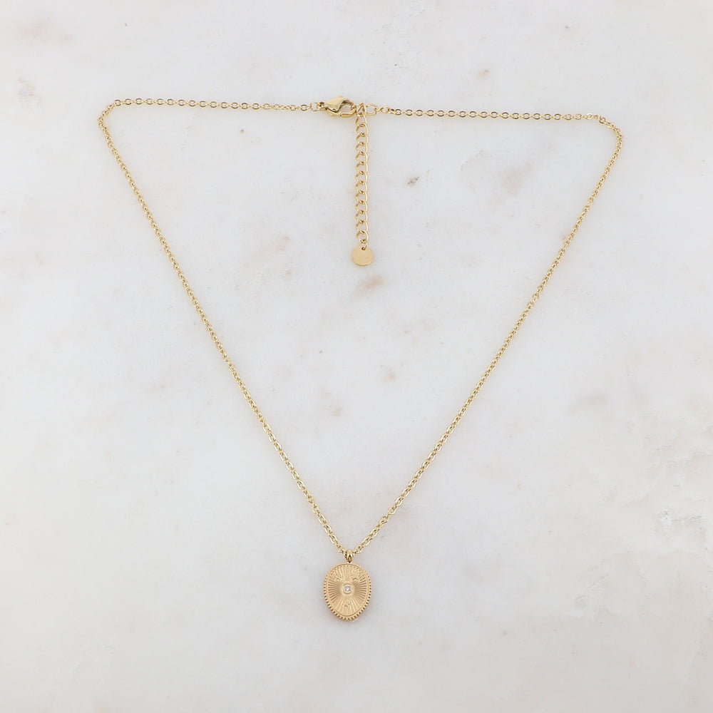 Collier doré composé d'un pendentif ovale, embelli d'étoiles et d'un strass blanc 39+5 cm
