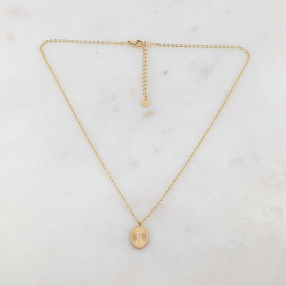 Collier doré composé d'un pendentif ovale, embelli d'étoiles et d'un strass blanc 39+5 cm