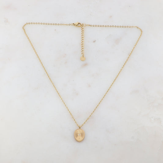 Collier doré composé d'un pendentif ovale, embelli d'étoiles et d'un strass blanc 39+5 cm