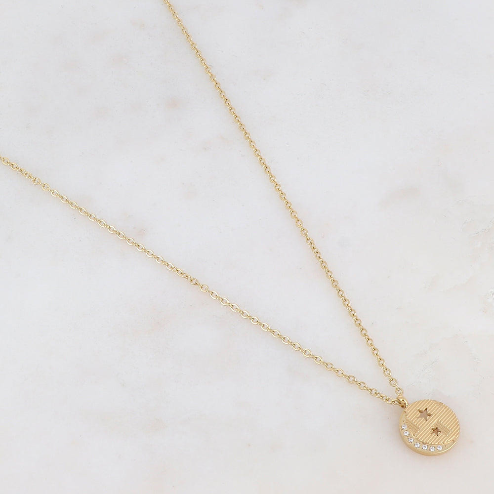 Collier doré composé d'un pendentif rond ajouré, d'étoiles et de strass blancs 39+5 cm