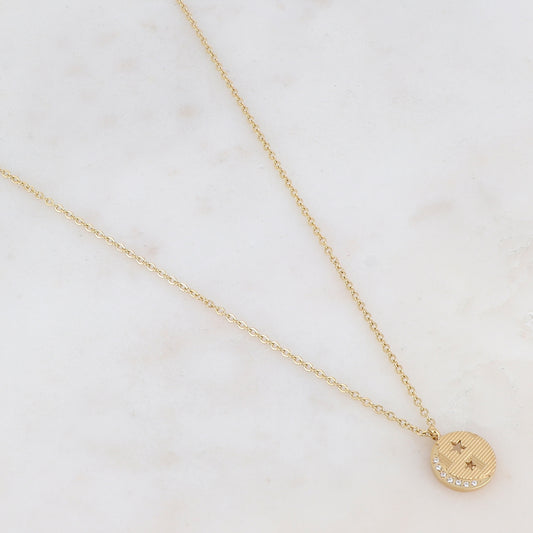 Collier doré composé d'un pendentif rond ajouré, d'étoiles et de strass blancs 39+5 cm