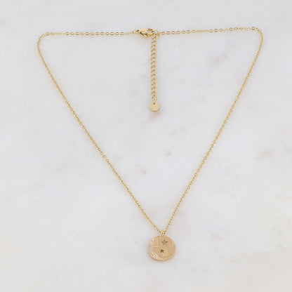 Collier doré composé d'un pendentif rond ajouré, d'étoiles et de strass blancs 39+5 cm