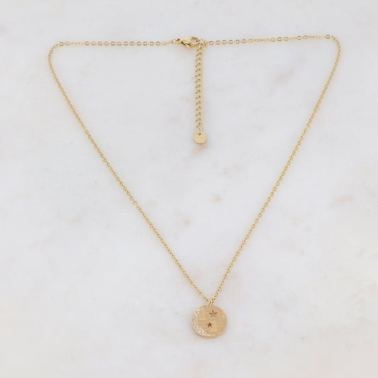 Collier doré composé d'un pendentif rond ajouré, d'étoiles et de strass blancs 39+5 cm