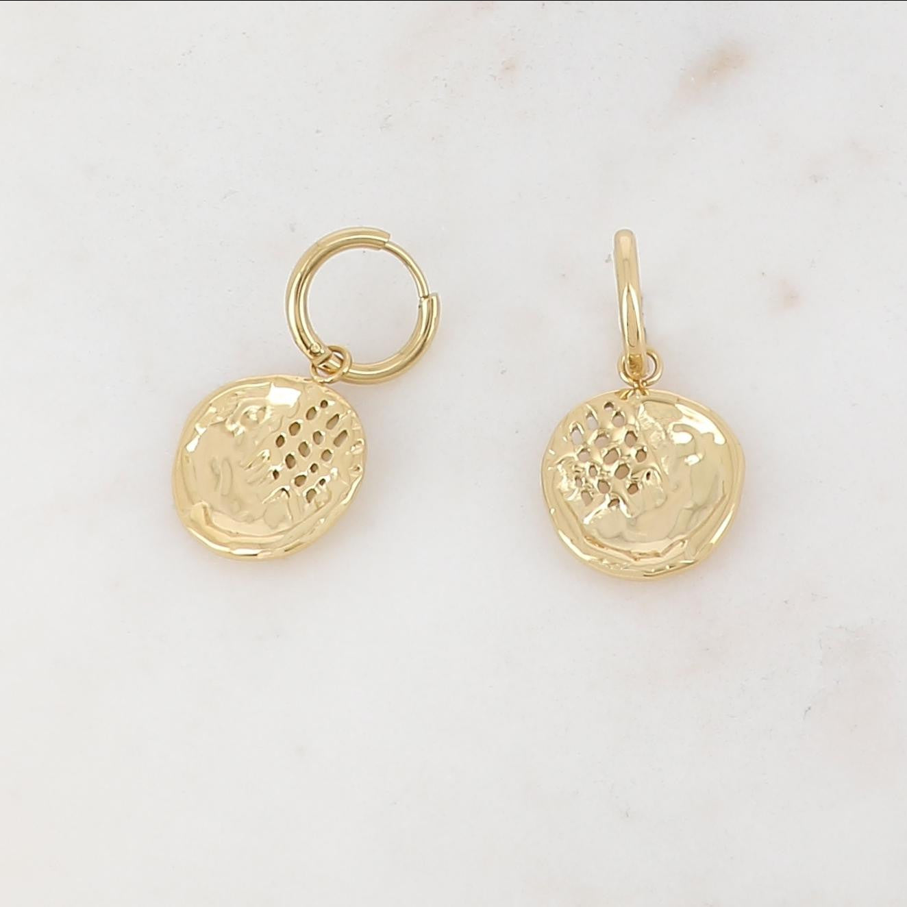 Créoles avec pièce ronde ajourée ondulée 3 cm.