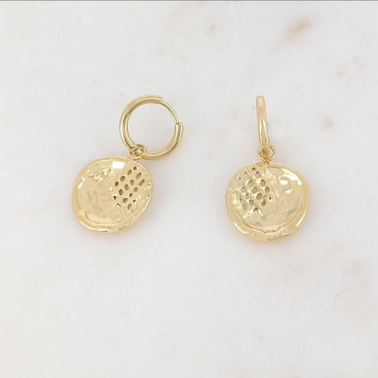 Créoles avec pièce ronde ajourée ondulée 3 cm.