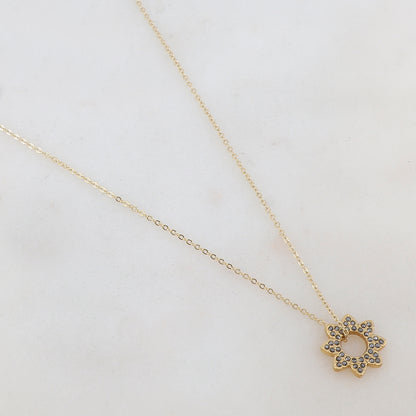 Collier doré avec pendentif en forme de fleur et hématites 40+5 cm