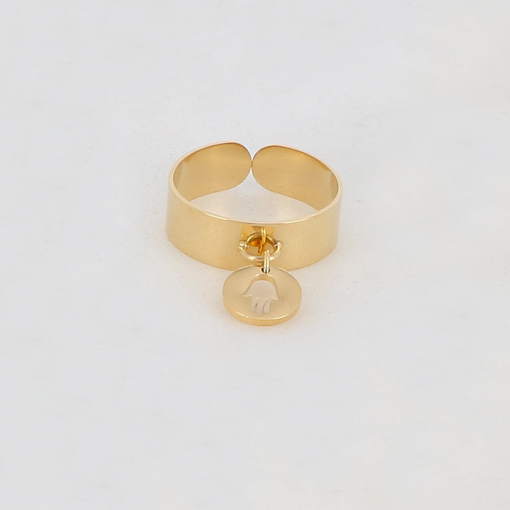 Bague lisse avec pampille pièce ronde ajourée, main