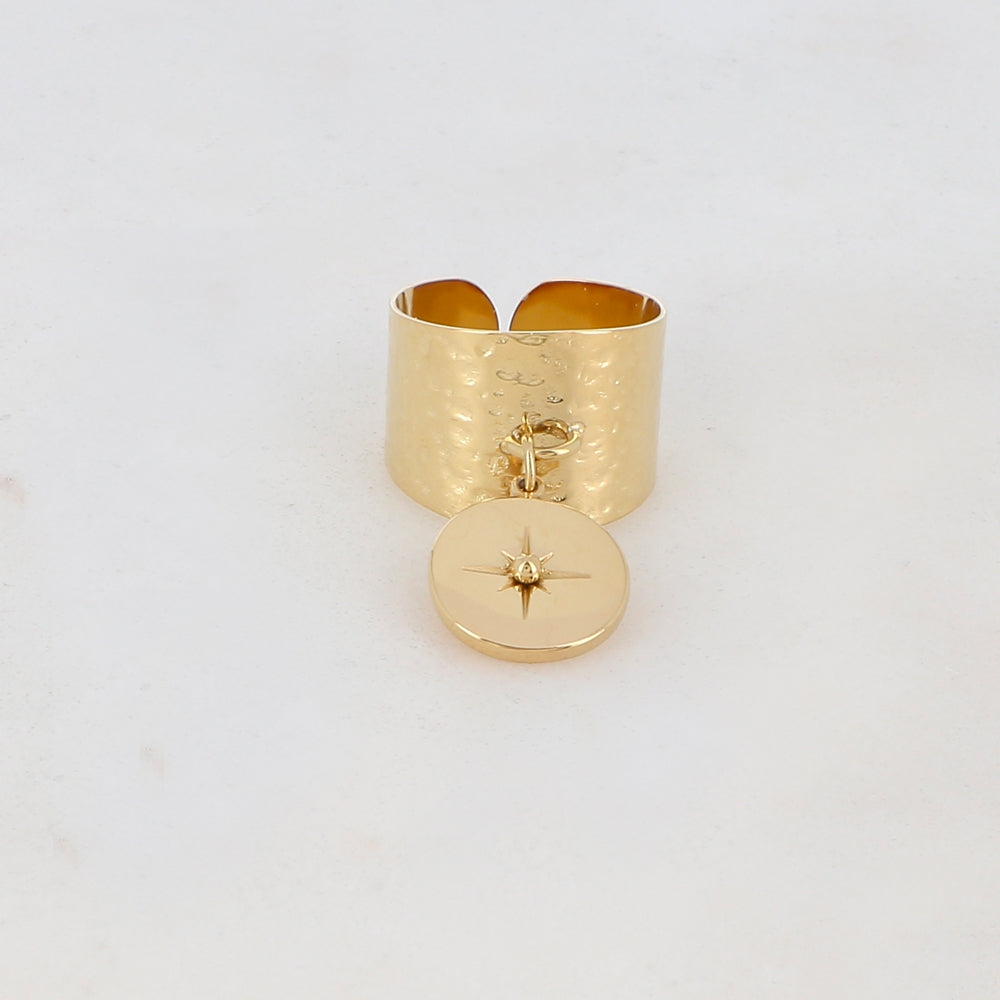 Bague martelée avec pampille ronde, étoile et petite boule