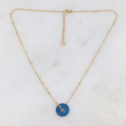 Collier composé d'une pièce ronde ajourée de façon coeur en plaqué bleu marine 45+5 cm