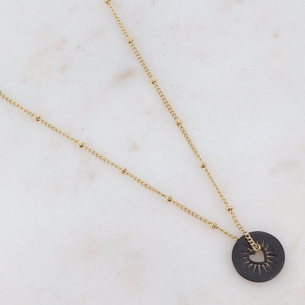 Collier composé d'une pièce ronde ajourée de façon coeur en plaqué noir 45+5 cm