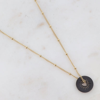Collier composé d'une pièce ronde ajourée de façon coeur en plaqué noir 45+5 cm