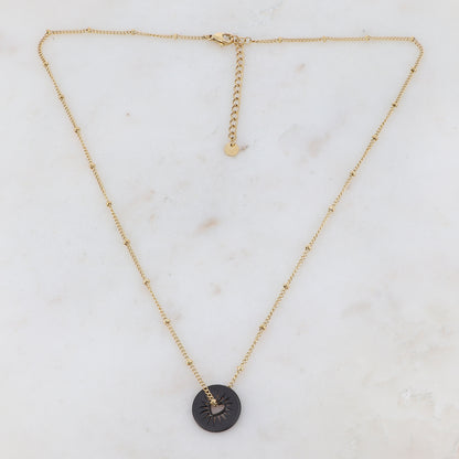 Collier composé d'une pièce ronde ajourée de façon coeur en plaqué noir 45+5 cm