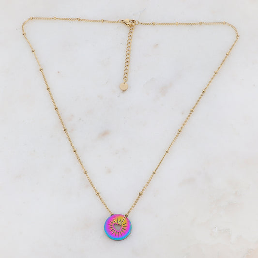 Collier composé d'une pièce ronde ajourée de façon coeur en plaqué bleu 45+5 cm