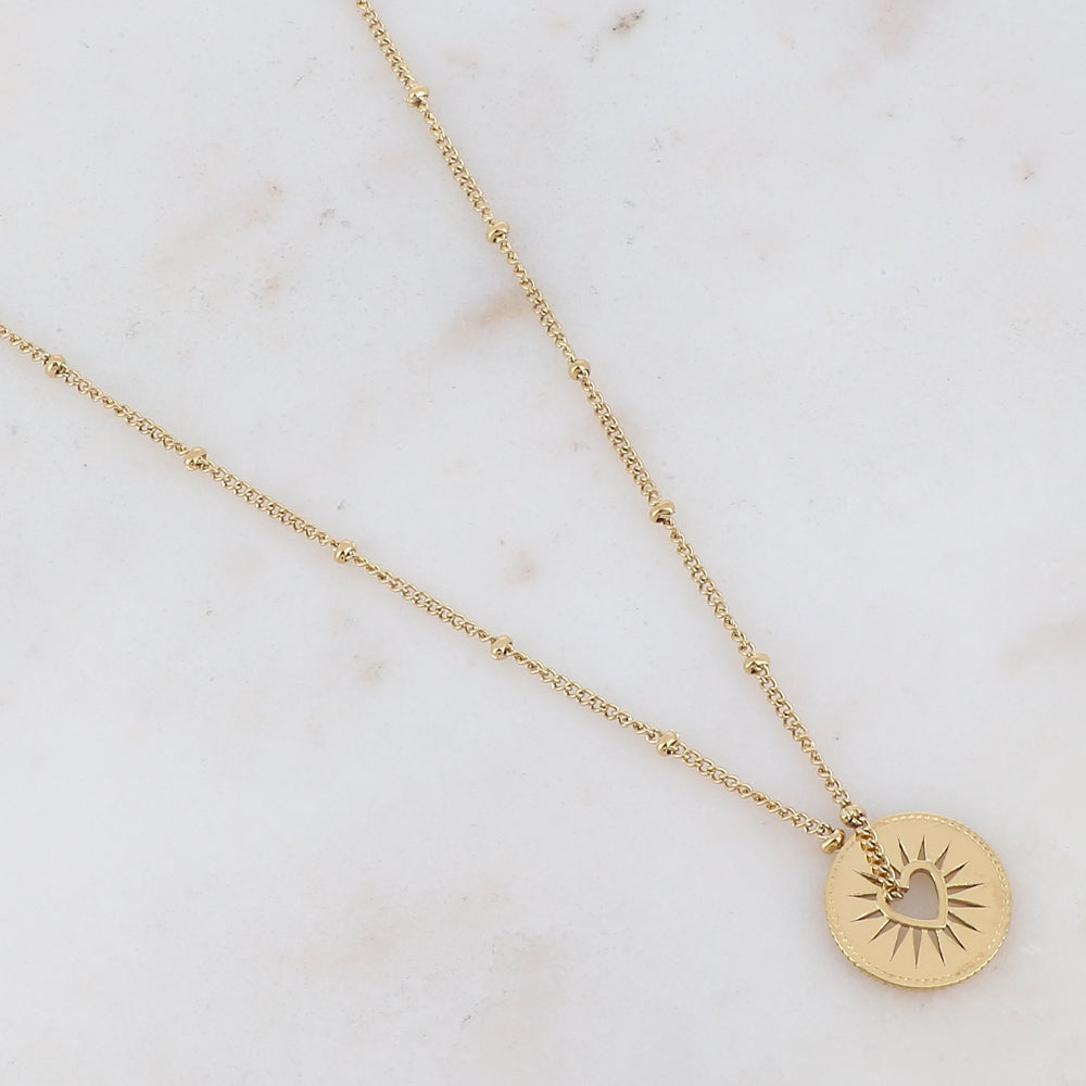Collier composé d'une pièce ronde ajourée de façon cœur dorée 45+5 cm