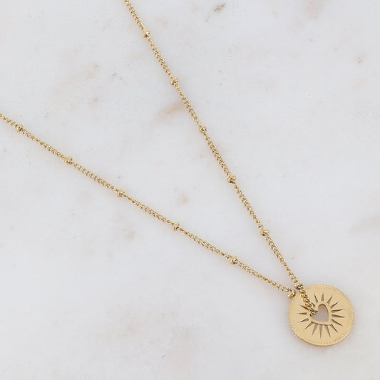Collier composé d'une pièce ronde ajourée de façon cœur dorée 45+5 cm