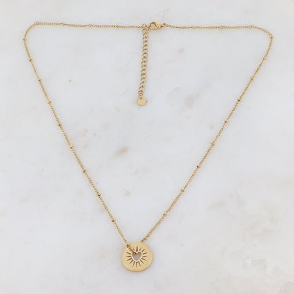 Collier composé d'une pièce ronde ajourée de façon cœur dorée 45+5 cm