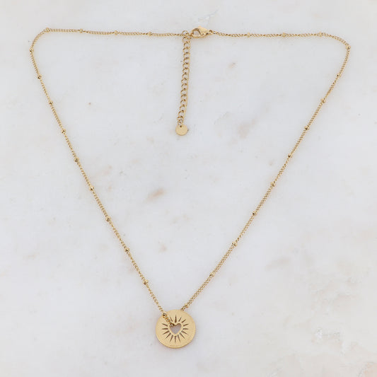 Collier composé d'une pièce ronde ajourée de façon cœur dorée 45+5 cm